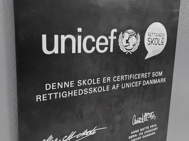 Tavle med tekst "Unicef"